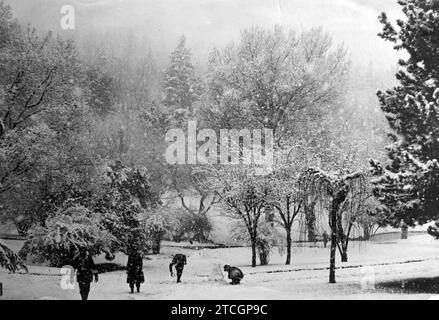 Madrid, 1900. Parc El Retiro couvert de neige au début des années 1900 Crédit : Album / Archivo ABC Banque D'Images