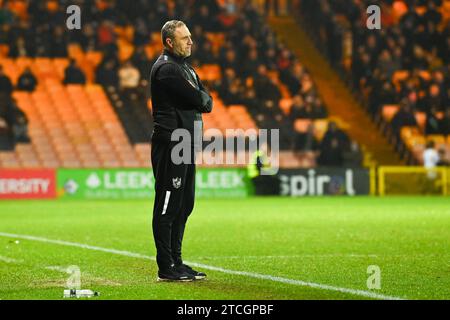 Burslem, Royaume-Uni, 12 décembre 2023. Andy Crosby, Manager de Port Vale, photographié lors du second tour de la FA Cup à domicile au Stevenage Borough. Crédit : TeeGeePix/Alamy Live News Banque D'Images