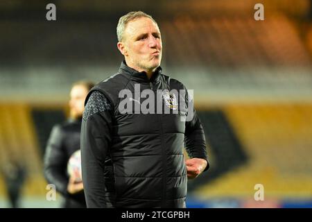 Burslem, Royaume-Uni, 12 décembre 2023. Andy Crosby, Manager de Port Vale, a quitté le terrain après la défaite de penalty du 2e tour de la FA Cup contre Stevenage Borough. Crédit : TeeGeePix/Alamy Live News Banque D'Images