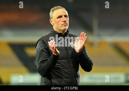 Burslem, Royaume-Uni, 12 décembre 2023. Andy Crosby, Manager de Port Vale, a quitté le terrain après la défaite de penalty du 2e tour de la FA Cup contre Stevenage Borough. Crédit : TeeGeePix/Alamy Live News Banque D'Images