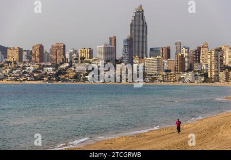 Alicante le 5 février 2021. Benidorm sans tourisme. Hôtels, terrasses et cafés fermés. Plage de Poniente à Benidorm photo Juan Carlos Soler archdc. Crédit : Album / Archivo ABC / Juan Carlos Soler Banque D'Images