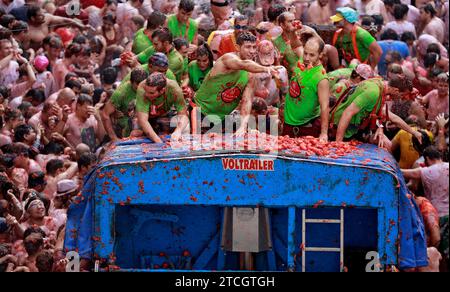 Buñol (Valence), 08/28/2013. La Tomatina de Buñol au milieu d’une bataille où des milliers de personnes participent en se jetant des tomates les unes sur les autres. Crédit : Album / Archivo ABC / Mikel Ponce Banque D'Images