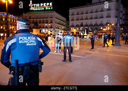 Madrid, 05/09/2021. Puerta del sol et ses environs. À 11 heures, la police ferme les bars et expulse les gens des rues et à minuit le dimanche 9, l’état d’alarme dû à la pandémie décline et la Puerta del sol est remplie de gens qui dansent et crient la liberté. Photo : Guillermo Navarro. ARCHDC. Crédit : Album / Archivo ABC / Guillermo Navarro Banque D'Images