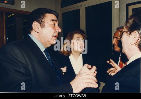 Madrid, mars 1997. Dîner hommage offert à la Bibliothèque ABC à Luis María Anson pour son élection en tant qu'universitaire de l'Académie royale d'Espagne. De gauche à droite : Manuel Martín Ferrand, Marichari González Vegas et José María Carrascal. Crédit : Album / Archivo ABC Banque D'Images