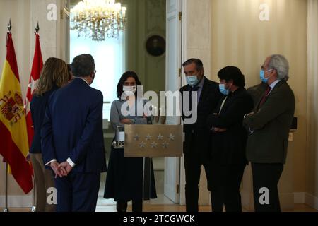 Madrid, 03/10/2021. Conférence de presse de la présidente de la CAM Isabel Díaz Ayuso après avoir signé un décret pour convoquer des élections anticipées. Dans l’image, la présidente Díaz Ayuso, entourée de ses sept conseillers PP. Photo : Jaime García. ARCHDC. Crédit : Album / Archivo ABC / Jaime García Banque D'Images