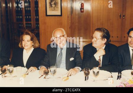 Madrid, mars 1997. Marichari González Vegas et Antonio Mingote, à sa gauche, lors du dîner d’hommage offert à la Bibliothèque ABC à Luis María Anson pour son élection en tant qu’universitaire de l’Académie royale espagnole. Crédit : Album / Archivo ABC Banque D'Images