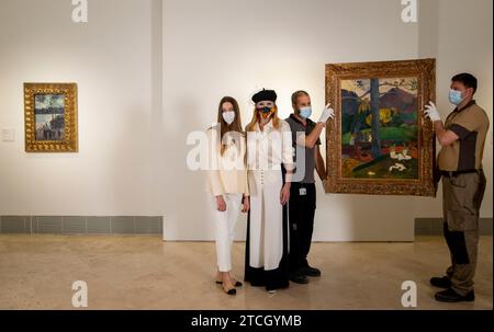 Madrid, 02/08/2022. Arrivée du tableau de Paul Gauguin (1892) d’Andorre au Musée Thyssen-Bornemisza. Dans l'image, Tita Cervera, Baronne Thyssen et ses filles Carmen et Sabina. Photo : Ignacio Gil. ARCHDC. Crédit : Album / Archivo ABC / Ignacio Gil Banque D'Images