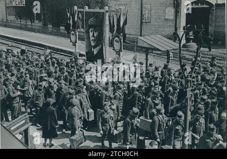 France, mai 1943. La Seconde Guerre mondiale Prisonniers français libérés par le gouvernement allemand qui se trouvaient dans des camps de concentration, à leur arrivée à un quai de train français, où se trouve un portrait monumental du maréchal Pétain. Crédit : Album / Archivo ABC / Transocean Banque D'Images