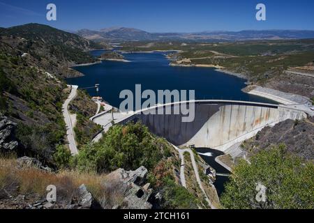 El Atazar (Communauté de Madrid), 08/06/2021. Rapport sur le barrage El Atazar, principal réservoir du Canal de Isabel II Vues générales du barrage et du marais. Photo : Guillermo Navarro. ARCHDC. Crédit : Album / Archivo ABC / Guillermo Navarro Banque D'Images