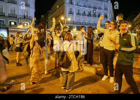 Madrid, 05/09/2021. Le 9e vient de commencer et l’état d’alarme s’est affaibli, il n’y a donc plus de couvre-feu. Les gens le célèbrent au milieu de la Puerta del sol. Photo : Guillermo Navarro. ARCHDC. Crédit : Album / Archivo ABC / Guillermo Navarro Banque D'Images