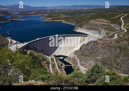 El Atazar (Communauté de Madrid), 08/06/2021. Rapport sur le barrage El Atazar, principal réservoir du Canal de Isabel II Vues générales du barrage et du marais. Photo : Guillermo Navarro. ARCHDC. Crédit : Album / Archivo ABC / Guillermo Navarro Banque D'Images