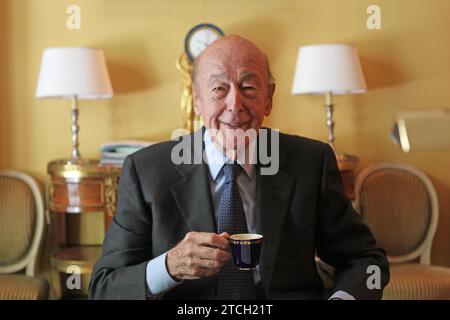 06/15/2013. Paris (France), 06/15/2003. L'ancien président Giscard dEstaing boit une tasse de café lors de l'entretien avec ABC à Paris. Crédit : Album / Archivo ABC / Juan Pedro Quiñonero Banque D'Images