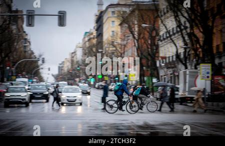 Madrid, 02/09/2021. Cavaliers dans les rues de Madrid. Deliveroo, Glovo, Uber mange, mange juste. Livreurs sur vélos et motos. Photo : Ignacio Gil. ARCHDC. Crédit : Album / Archivo ABC / Ignacio Gil Banque D'Images