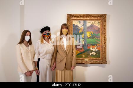 Madrid, 02/08/2022. Arrivée du tableau de Paul Gauguin (1892) d’Andorre au Musée Thyssen-Bornemisza. Dans l'image, Tita Cervera, Baronne Thyssen et ses filles Carmen et Sabina. Photo : Ignacio Gil. ARCHDC. Crédit : Album / Archivo ABC / Ignacio Gil Banque D'Images