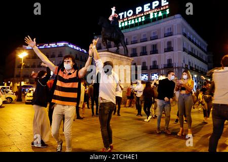 Madrid, 05/09/2021. Puerta del sol et ses environs. À 11 heures, la police ferme les bars et expulse les gens des rues et à minuit le dimanche 9, l’état d’alarme dû à la pandémie décline et la Puerta del sol est remplie de gens qui dansent et crient la liberté. Photo : Guillermo Navarro. ARCHDC. Crédit : Album / Archivo ABC / Guillermo Navarro Banque D'Images