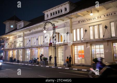 Bandung, Indonésie - 11 décembre 2023 : les gens dans les rues de Bandung, Indonésie. Banque D'Images