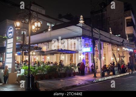 Bandung, Indonésie - 11 décembre 2023 : les gens dans les rues de Bandung, Indonésie. Banque D'Images