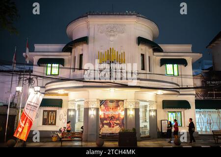 Bandung, Indonésie - 11 décembre 2023 : les gens dans les rues de Bandung, Indonésie. Banque D'Images