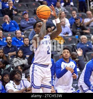 Le gardien des Pirates de Seton Hall Al-Amir Dawes (2 ans) tire un Three Pointer en seconde mi-temps contre les Hawks de Monmouth lors d'un match de basket-ball au Prudential Center de Newark, New Jersey, le mardi 12 décembre. Duncan Williams/CSM Banque D'Images