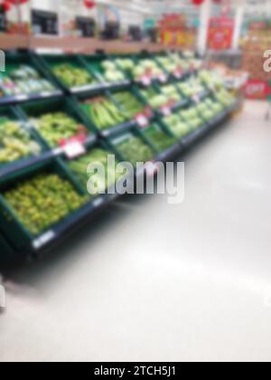 Légumes et fruits sur l'étagère dans le supermarché fond flou Banque D'Images