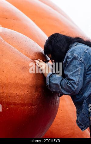 Jeune fille touchant dieu hindou lord shiva statue pieds au matin à partir de l'image d'angle plat est prise à la Statue de la croyance ou Vishwas Swaroopam nathdwara Banque D'Images