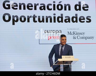 Madrid, 03/28/2022. Conférence du président Pedro Sánchez dans le cadre de la troisième réunion "génération d'opportunités", organisée par l'agence Europa Press et par McKinsey & Company, en présence d'un grand groupe d'hommes d'affaires appartenant à l'Ibex 35 et à laquelle les vice-présidents ont également assisté Teresa Ribera, Nadia Calviño et Yolanda Díaz, ainsi que les ministres Bolaños, María Jesús Montero, Raquel Sánchez et Isabel Rodríguez. Photo : Jaime García. ARCHDC. Crédit : Album / Archivo ABC / Jaime García Banque D'Images