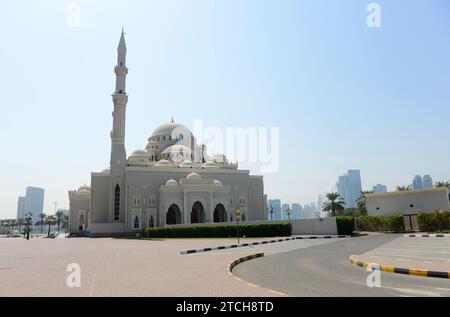 Mosquée Al Noor sur la corniche à Sharjah, Émirats arabes Unis. Banque D'Images