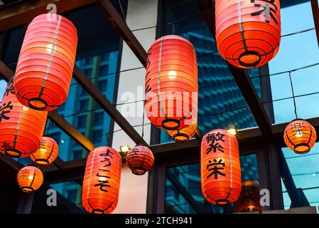 Beaucoup de lanternes rouges avec le mot traduit par « chance » accrochées au Vietnam pour le nouvel an lunaire Tet Banque D'Images