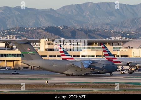 McDonnell Douglas, Boeing C-17a Globemaster III immatriculé 10-0219, roulait à LAX, à l'aéroport international de Los Angeles. Banque D'Images