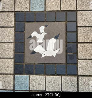 Couvercles de trou d'homme dans la rue de Kobe, au Japon, le design unique et coloré décorant la rue animée Banque D'Images