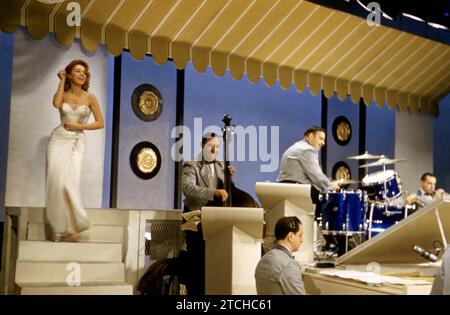 23 AVRIL : la chanteuse et actrice américaine Abbe Lane joue avec un groupe lors d'un spécial télévisé le 23 avril 1957. (Photo de Hy Peskin) *** Légende locale *** Abbe Lane Banque D'Images