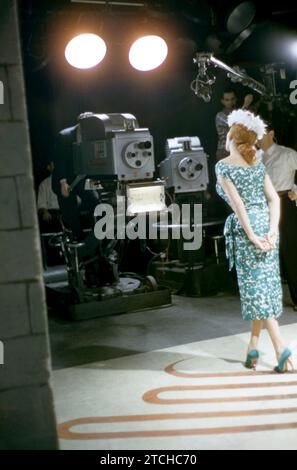 23 AVRIL : la chanteuse et actrice américaine Abbe Lane se produit sur scène lors d'un spécial télévisé le 23 avril 1957. (Photo de Hy Peskin) *** Légende locale *** Abbe Lane Banque D'Images