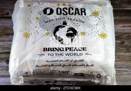 Le Caire, Egypte, décembre 10 2023 : Oscar sacs hypermarché avec la carte du monde de la Terre dessus, avec la phrase mai cette saison apporter la paix au monde, et G. Banque D'Images