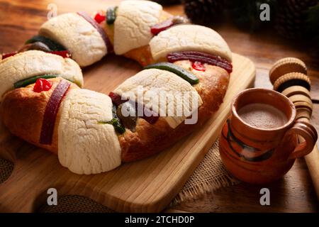 Three Kings Bread également appelé Rosca de Reyes, Roscon, Epiphany Cake, traditionnellement servi avec du chocolat chaud dans un jarrito en argile. Tradition mexicaine sur J Banque D'Images