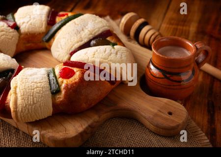 Three Kings Bread également appelé Rosca de Reyes, Roscon, Epiphany Cake, traditionnellement servi avec du chocolat chaud dans un jarrito en argile. Tradition mexicaine sur J Banque D'Images