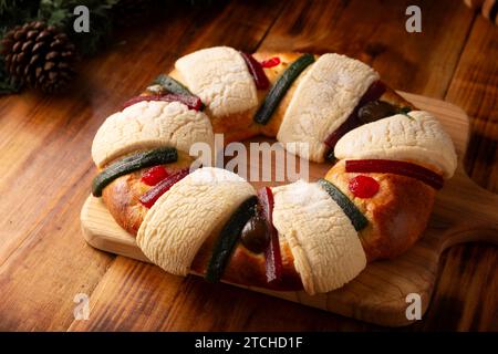 Three Kings Bread également appelé Rosca de Reyes, Roscon, Epiphany Cake, traditionnellement servi avec du chocolat chaud dans un jarrito en argile. Tradition mexicaine sur J Banque D'Images