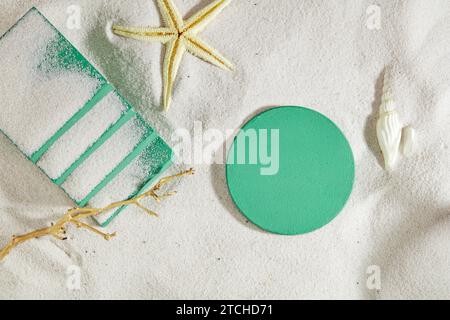 Les coquillages marins et les plates-formes turquoises se distinguent sur le fond de sable blanc. Espace idéal pour exposer des produits, en particulier des cosmétiques. Concept de Banque D'Images