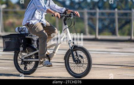 Strong Man gagne sa vie en livrant des marchandises en utilisant des moyens de transport respectueux de l'environnement et rentables livrant des commandes sur un vélo et à la sa Banque D'Images