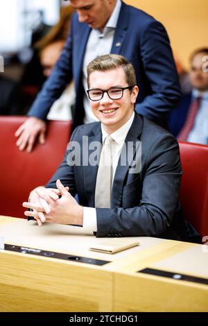 Munich, Allemagne. 12 décembre 2023. Daniel Halemba, membre AfD du Parlement bavarois, siège à son siège au début de la dernière session plénière avant la pause hivernale au Parlement bavarois. Crédit : Matthias Balk/dpa/Alamy Live News Banque D'Images