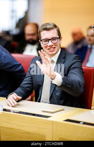 Munich, Allemagne. 12 décembre 2023. Daniel Halemba, membre AfD du Parlement bavarois, siège à son siège au début de la dernière session plénière avant la pause hivernale au Parlement bavarois. Crédit : Matthias Balk/dpa/Alamy Live News Banque D'Images