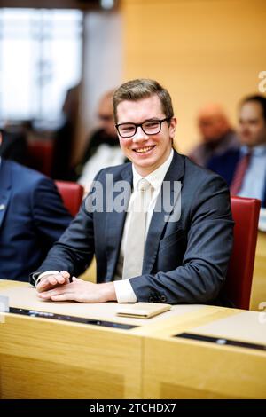 Munich, Allemagne. 12 décembre 2023. Daniel Halemba, membre AfD du Parlement bavarois, siège à son siège au début de la dernière session plénière avant la pause hivernale au Parlement bavarois. Crédit : Matthias Balk/dpa/Alamy Live News Banque D'Images