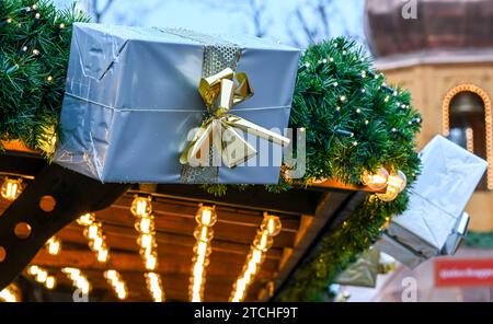 Berlin, Allemagne. 27 novembre 2023. Les paquets cadeaux sont suspendus à un étal au marché de Noël du château de Charlottenburg. Crédit : Jens Kalaene/dpa/Alamy Live News Banque D'Images