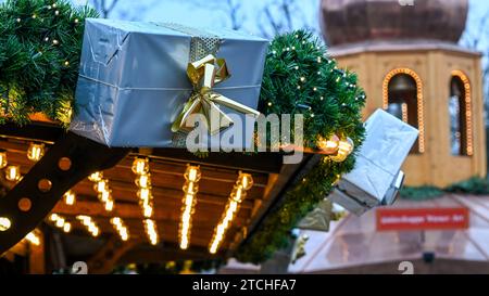 Berlin, Allemagne. 27 novembre 2023. Les paquets cadeaux sont suspendus à un étal au marché de Noël du château de Charlottenburg. Crédit : Jens Kalaene/dpa/Alamy Live News Banque D'Images