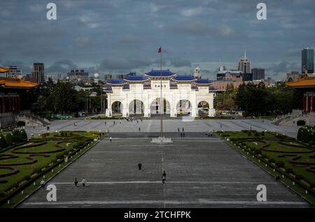 Taipei. 13 décembre 2023. L'Arc de la place de la liberté à Taipei, Taiwan le 13/12/2023 par Wiktor Dabkowski crédit : dpa/Alamy Live News Banque D'Images