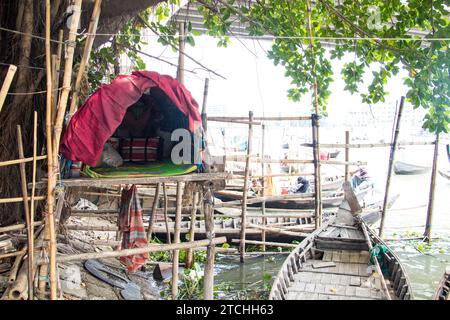 Mode de vie quotidien des riverains du Bangladesh. Cette image a été prise à Dhaka, au Bangladesh, le 30 juillet 2022. Banque D'Images
