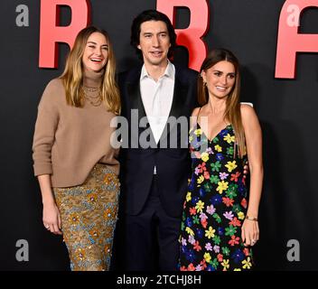 Los Angeles, États-Unis. 12 décembre 2023. Les acteurs Shailene Woodley, Adam Driver et Penelope Cruz (G-D) assistent à la série biographique Ferrari à la Directors Guild of America à Los Angeles le 12 décembre 2023. Scénario : se déroulant à l'été 1957, avec l'empire automobile d'Enzo Ferrari en crise, l'ex-pilote devenu entrepreneur se pousse lui-même et ses pilotes à la pointe de la technologie alors qu'ils se lancent dans les mille Miglia, une course perfide de 1 000 miles à travers l'Italie. Photo de Jim Ruymen/UPI crédit : UPI/Alamy Live News Banque D'Images