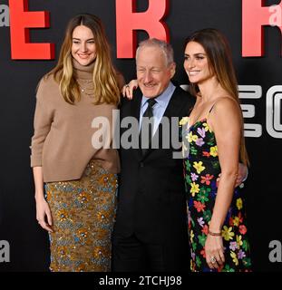 Los Angeles, États-Unis. 12 décembre 2023. Le réalisateur Michael Mann (C) est rejoint par les acteurs Shailene Woodley (L) et Penelope Cruz qui assistent au film biographique Drama Ferrari à la Directors Guild of America à Los Angeles le 12 décembre 2023. Scénario : se déroulant à l'été 1957, avec l'empire automobile d'Enzo Ferrari en crise, l'ex-pilote devenu entrepreneur se pousse lui-même et ses pilotes à la pointe de la technologie alors qu'ils se lancent dans les mille Miglia, une course perfide de 1 000 miles à travers l'Italie. Photo de Jim Ruymen/UPI crédit : UPI/Alamy Live News Banque D'Images