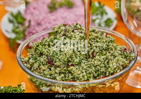 Salade traditionnelle de taboulé sur des plats clairs pour la table du nouvel an Banque D'Images