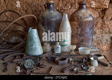 Une collection de vieilles bouteilles et d'autres objets découverts dans un hangar de ferme dans la Wheatbelt, en Australie occidentale Banque D'Images