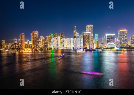 Skyline de Miami la nuit, Floride. Banque D'Images
